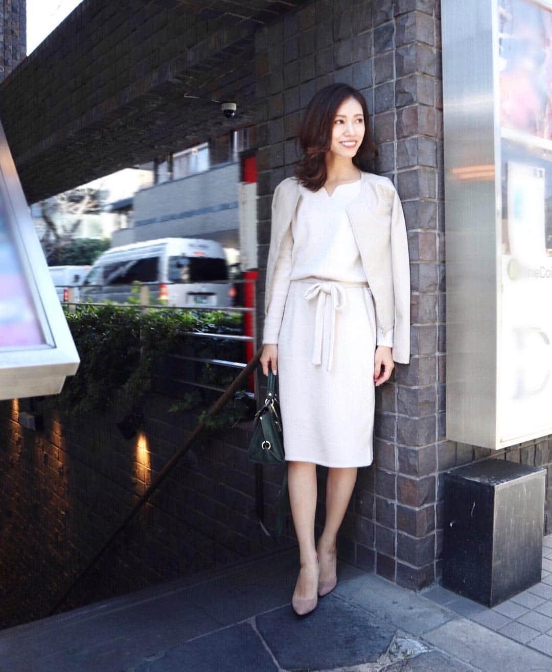 石黒美帆さんのインスタグラム写真 - (石黒美帆Instagram)「* * 先日のコーデ knitdress#lialapg jacket#regalect pumps#seventwelvethirty * lialapgのハートネックシャギーワンピースは、フワフワ素材でとっても着心地が良い😍 暖かいし、ウエスト部分にリボンがあるので、ぼってりして見えないのが嬉しいです❣️ * サイズ悩んだのですが、膝丈で着たくてSサイズにしました😊(身長は163cmです) * ノーカラージャケットは @regalect_official のもの✨ シンプルで合わせやすいし、軽くてサッと持って行けるので、今の時期ちょうど良いです😆 ショート丈でコンパクトなつくりなのも嬉しい❤️ * * lpg312-0203 @joint_space @lialapg #lialapg #liala_fashion #fashion#fashionstyle#instafashion#outfit#ootd#regalect#pr#ファッション#シンプルコーデ#秋ファッション#ニットワンピース#きれいめコーデ#リガレクト#ホワイトコーデ」11月5日 18時07分 - miho_ishiguro