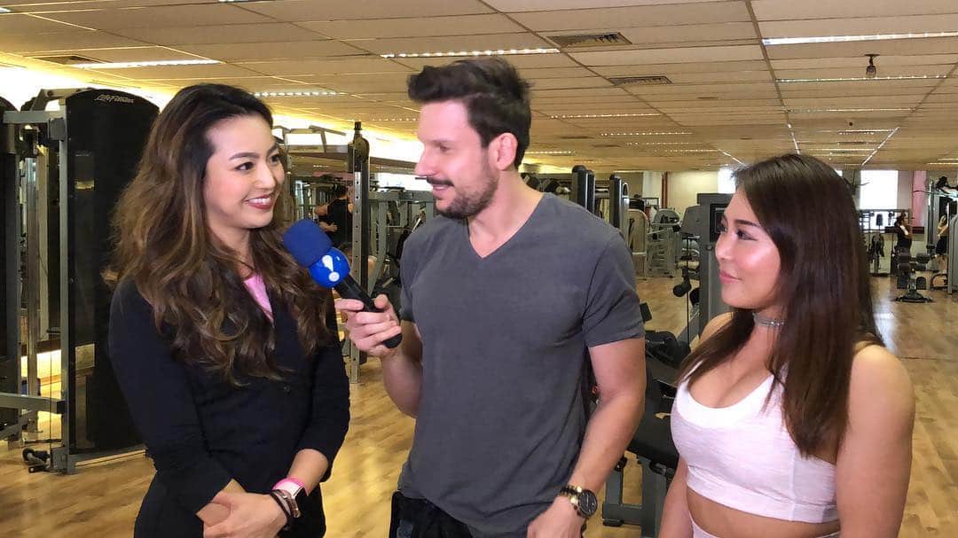 岡部友さんのインスタグラム写真 - (岡部友Instagram)「TV interview for miss bum bum Brazil tonight!  今夜ミスブンブンへの意気込み(@missbumbumbrasil )インタビューうけましたー！ #missbumbumbrasil #fitnessmodel #fitnessangel #glutetraining」11月6日 4時24分 - tomo_fitness