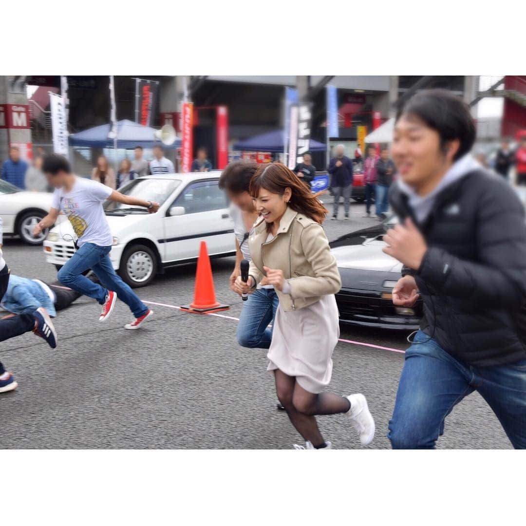 森脇亜紗紀さんのインスタグラム写真 - (森脇亜紗紀Instagram)「2018. 11.4 📌 ハチマルミーティング2018 in Fuji ・ アシスタントMCを務めさせて頂きました.😊 朝からの雨も見事に止んで イベントは大盛況 🙏🏻💓 なかなか見る事のできない車が 富士SW一面に沢山並んでいて 圧巻でした👏🏻✨ 手押しレースもじゃんけん大会も 大盛り上がりで楽しかった〜❤︎ ( きっと写真で伝わるはず ..😂笑 ) 久々に2回も全力ダッシュしたので 見事に筋肉痛なりました🤦🏻‍♀️笑 ・ ご来場下さった皆さん ありがとうございました. ♥️ #ハチマルミーティング2018 #富士スピードウェイ #ハチマルヒーロー」11月5日 21時13分 - asaki516