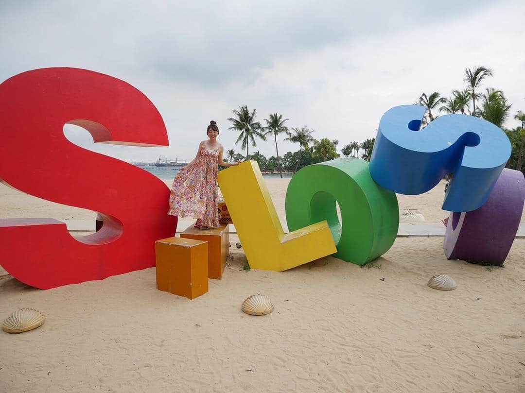 尻無浜冴美のインスタグラム：「シンガポールセントーサ島の#シロソビーチ ♪ カラフルな文字のモニュメントが可愛くて、インスタで見かけてからここで写真撮りたかったんだよね〜💕 雨季であいにくのお天気ですが撮れてよかった！ #旅行記 バラバラすみません😂  #セントーサ島  #singapore  #sentosa  #silosobeach  #siloso  #シンガポール旅行  #海外旅行 大好き😍」