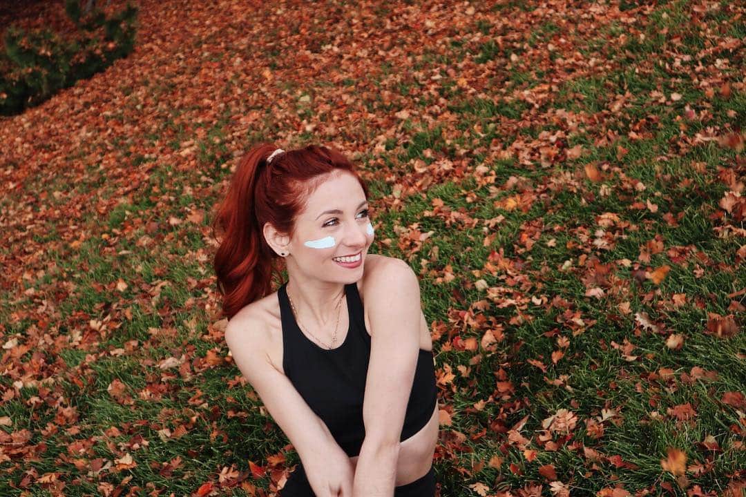のインスタグラム：「I moved from Florida to Colorado for skating & I LOVE training at altitude buuut my dehydrated skin did not 🙅🏼‍♀️ until I discovered @freskincare Detox Me face mask.  Now we’re all good on the ice and in the leaves. 👌🏻 ⠀⠀⠀⠀⠀⠀⠀⠀⠀ ⠀⠀⠀⠀⠀⠀⠀⠀⠀ ⠀⠀⠀⠀⠀⠀⠀⠀⠀ I love that this mask is cruelty-free 🐕 made with organic Argan oil and has a perfect natural scent! ⠀⠀⠀⠀⠀⠀⠀⠀⠀ ⠀⠀⠀⠀⠀⠀⠀⠀⠀ ⠀⠀⠀⠀⠀ ⠀⠀⠀⠀⠀⠀⠀⠀⠀⠀⠀⠀ ⠀❤️❤️❤️ ⠀⠀⠀⠀⠀ ⠀⠀⠀⠀⠀⠀⠀⠀⠀ USE MY CODE “TARAHK25” to get 25% off! Valid only for the next 48hrs- click the link in my bio to purchase!  #freskincare #loveyoursweat #redhair ⠀⠀⠀⠀⠀⠀⠀⠀⠀ 📸 @doshea213」