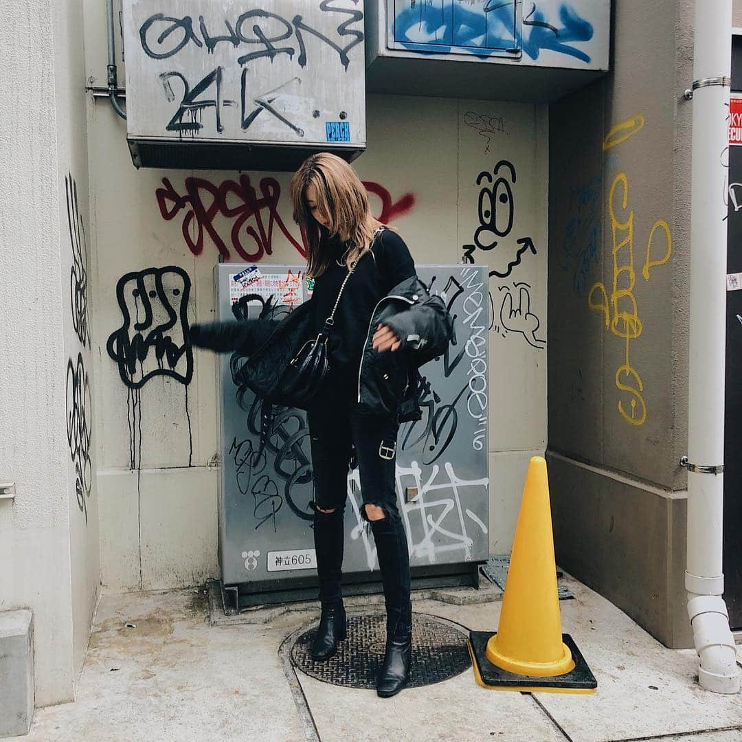 岩崎志保さんのインスタグラム写真 - (岩崎志保Instagram)「@gap_jp ♥ 冬でもall black. 私は厚手のものが苦手だから薄手のニット派。 ハロウィンが終わって街の雰囲気もすっかりホリデーシーズン🎄 冬も変わらずライブに行くよ！ 特に今年はラルクさんのクリスマスライブがあるからね、楽しみだ〜〜〜🌈 . #MeetMeInTheGap #GiveLoveGiveGap #GAP #pr #shihosstlye🦄」11月5日 21時29分 - shihoiwazaki