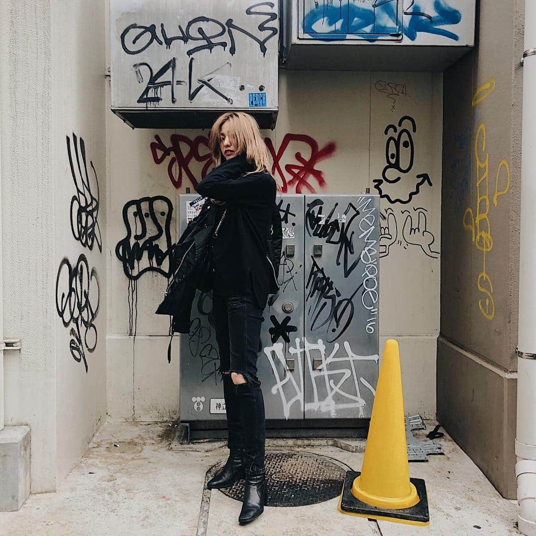 のインスタグラム：「@gap_jp ♥ 冬でもall black. 私は厚手のものが苦手だから薄手のニット派。 ハロウィンが終わって街の雰囲気もすっかりホリデーシーズン🎄 冬も変わらずライブに行くよ！ 特に今年はラルクさんのクリスマスライブがあるからね、楽しみだ〜〜〜🌈 . #MeetMeInTheGap #GiveLoveGiveGap #GAP #pr #shihosstlye🦄」