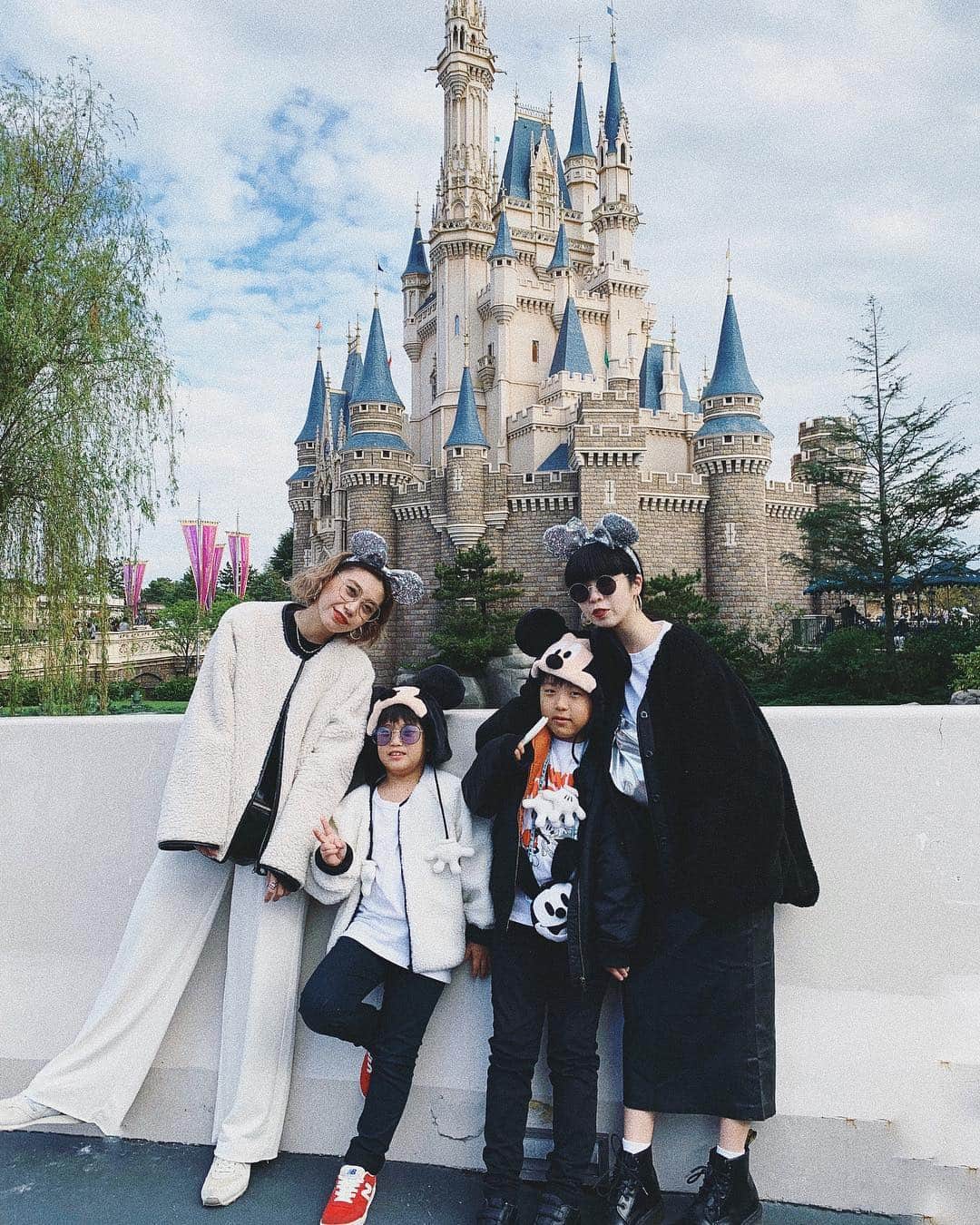 0703maiさんのインスタグラム写真 0703maiinstagram 親子リンクコーデ はるくんと一緒にモコモコモノトーン スニーカー New Balance Japan オソロ Mickey Waffle 実は初めて食べたけど美味しかった 写真は はるくんのミニ