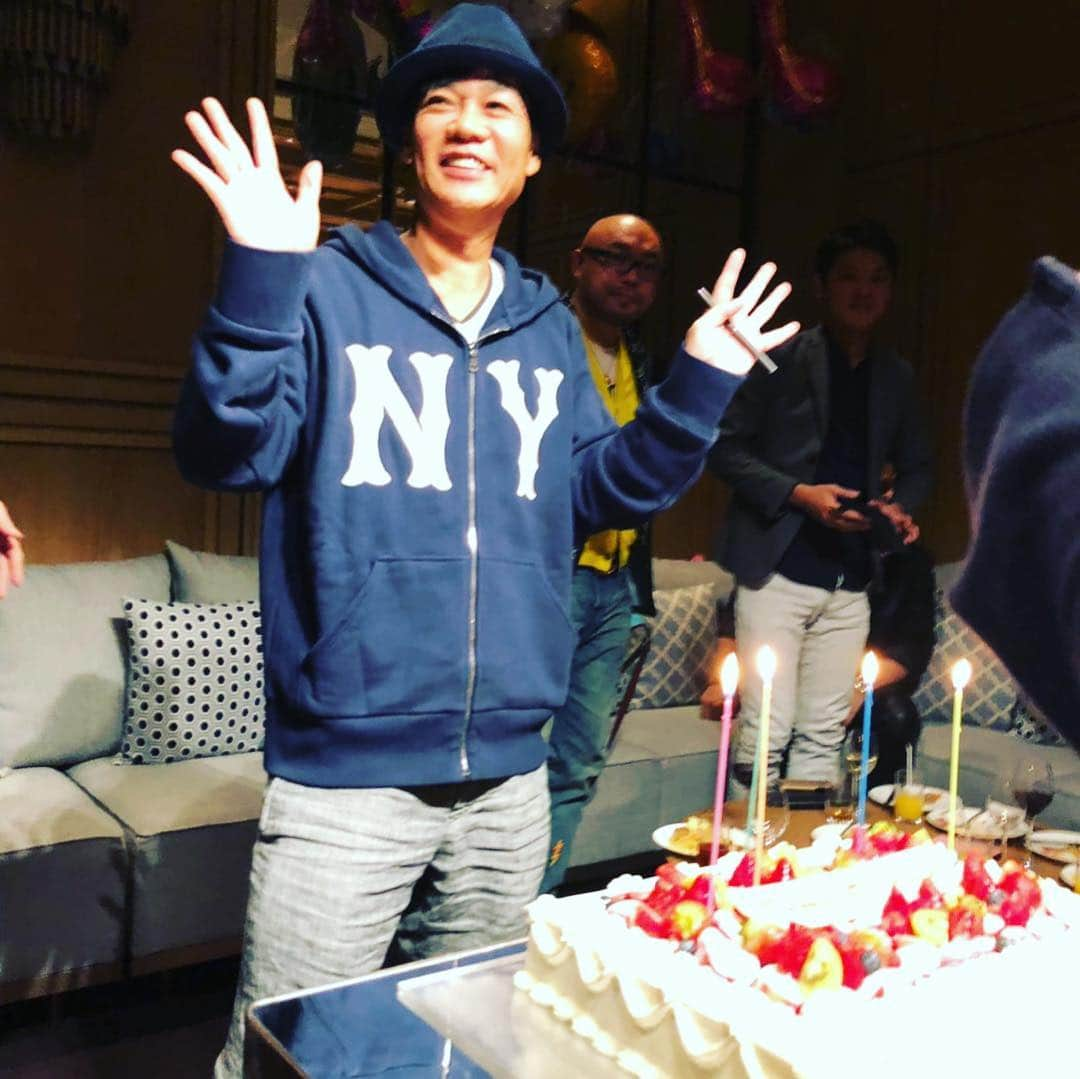 名倉潤さんのインスタグラム写真 - (名倉潤Instagram)「昨日は奥さんのはからいで 盛大に50歳の誕生日をしてもらいました😊 盛大にが苦手な夫婦ですが、節目ということで奥さんが頑張って幹事をしてくれ、人付き合いが苦手な俺なのですが、たくさんの大好きな仲間たちよんでいてくれて本当に素敵なで感動的な誕生会でした😊 節目ということで皆さんに感謝して、一度立ち止まり見つめ直そうということで奥さんがやってくれました。本当にありがとう😊 感謝してもしきれないです。奥さんの歌もありました😊ありがとう😊 #参加していただいたみなさん本当にありがとう😊 #会を手伝ってくれた皆さんに感謝です😊 #幸せ者です #こんなにおめでとうと言われたのは結婚して以来かな #とにかく何を書いていいかわからないくらい関わった人達、家族に感謝です😊」11月5日 21時58分 - nagrat1968