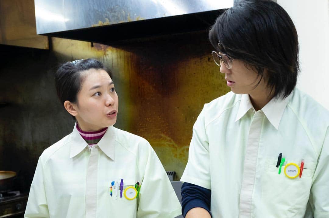 TBS「ルームロンダリング」のインスタグラム：「. 関東の皆さん お待たせしてます👻 . TBS にて あす25:28〜 第１話放送です‼️‼️‼️ . コンビニバイトコンビ 亜樹人&王ちゃん の楽しい掛け合いも健在😄  王ちゃんに 御子ちゃんとのことを からかわれて うんざりする亜樹人🤓😱 . #伊藤健太郎  #徳留歌織  #ドラマイズム #ルームロンダリング」