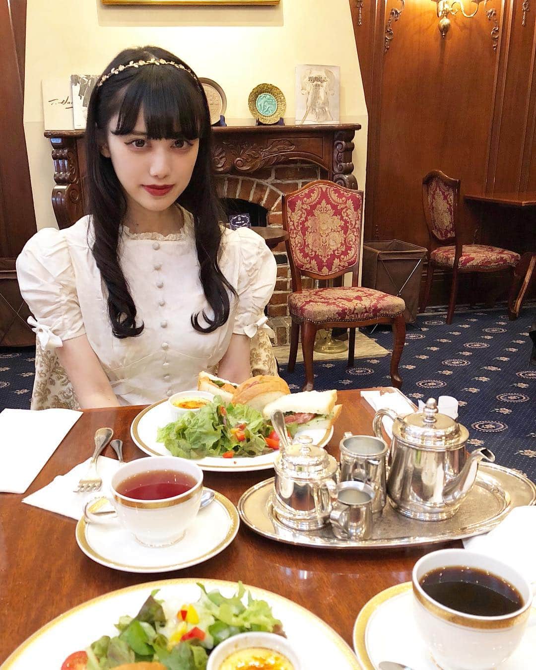 酒元麻衣（まいへー）のインスタグラム：「ずっと行きたかった銀座トリコロール本店にひかりさんと❤︎お店の外観もとても素敵なのですが、内装もとっても好みでした。。1930年代創業のトリコロール。1930年代のドレスを着て行きました❤︎ ランチもとても美味しかったです❤︎通いたい。。 #銀座#トリコロール本店#喫茶店#純喫茶#ヴィンテージ」