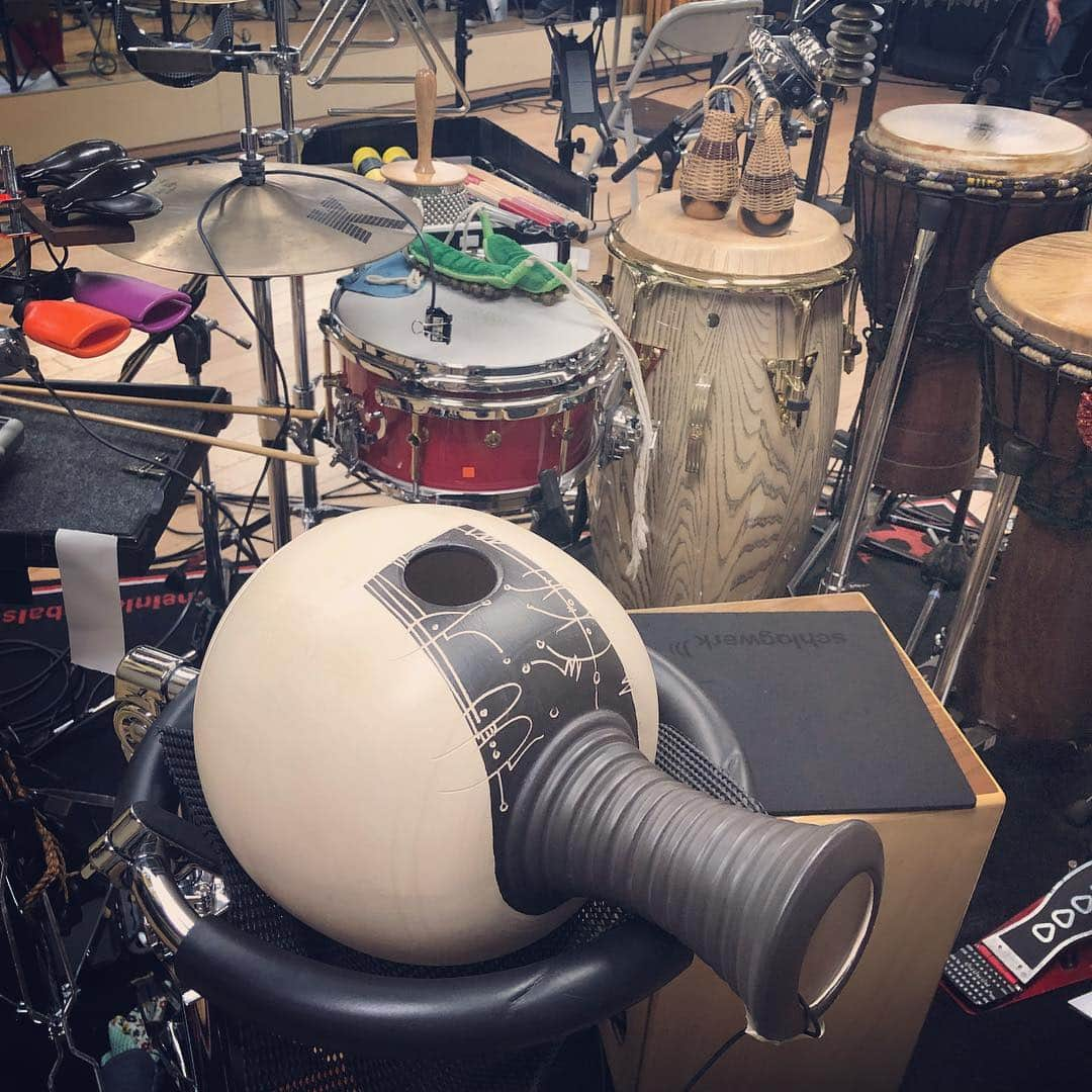 若森さちこさんのインスタグラム写真 - (若森さちこInstagram)「つぼ。pot drum とかudu drumとか呼び名があるけど、私は「白玉ちゃん」と呼んでいる。メーカーのシュラグベルク（Schlagwerk）はカホンで有名だけど、いつまでたっても覚えられなくて気づくとシュラルベルクに脳内変換されてる！ #やなぎなぎ #20181117 #20181119 #percussion #percussionset  #ududrum #つぼ #potdrum  #白玉ちゃん #Schlagwerk」11月5日 22時30分 - pistachico