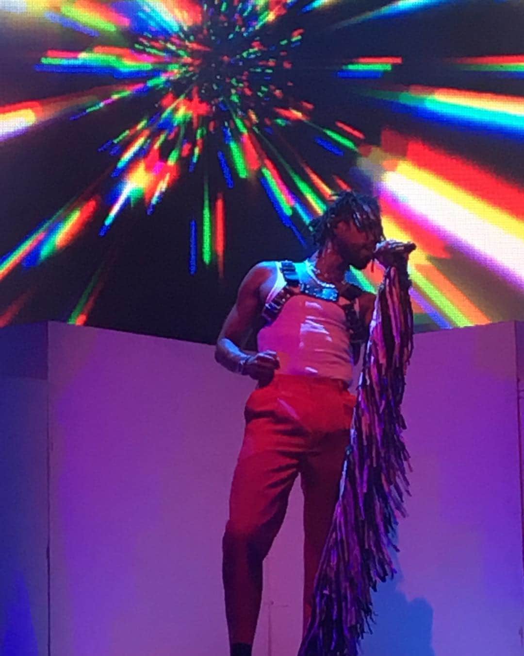 ミゲルのインスタグラム：「I love this pic. That is all. Happy Monday! #miguelunlimited #migueljontelpimentel #girlwiththewildheartee #miguel #originalcontent」