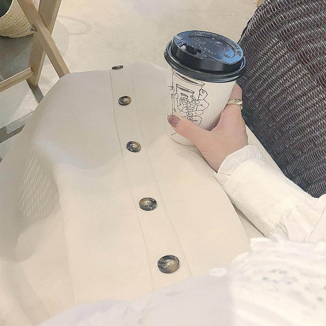 向井地美音さんのインスタグラム写真 - (向井地美音Instagram)「* ラジオ終わりに☕️ 今日は新しいスカートでしたん。 #udresser #lamadrague #神楽坂カフェ」11月5日 22時36分 - ___mion.m