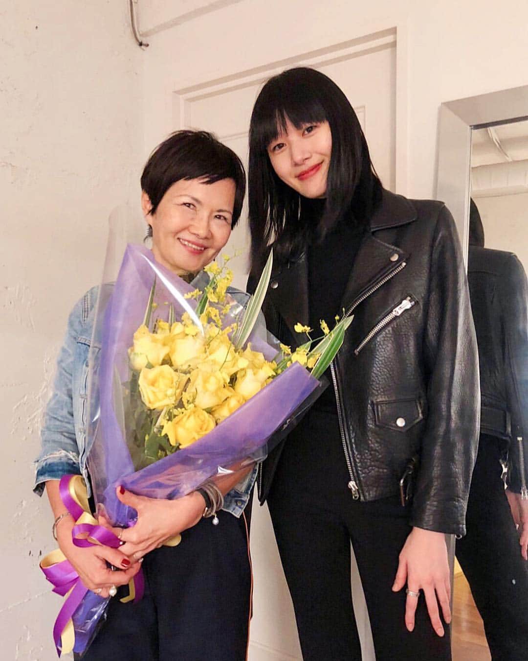 新井貴子さんのインスタグラム写真 - (新井貴子Instagram)「Happy birthday dear our amazing beautiful boss, sophisticated woman Junko-san🎂❤️ Junkoさんをイメージして、黄色い薔薇でお祝い😚💐💛 . 今回長めにいた日本もあっという間で、もうすぐおしまいだー🤣🇯🇵」11月5日 22時44分 - kikoarai