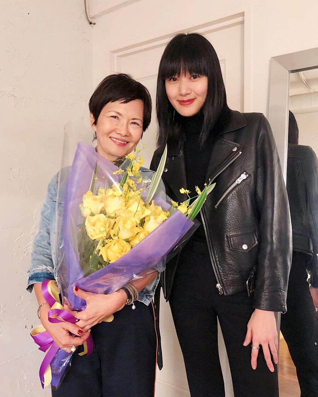 新井貴子さんのインスタグラム写真 - (新井貴子Instagram)「Happy birthday dear our amazing beautiful boss, sophisticated woman Junko-san🎂❤️ Junkoさんをイメージして、黄色い薔薇でお祝い😚💐💛 . 今回長めにいた日本もあっという間で、もうすぐおしまいだー🤣🇯🇵」11月5日 22時44分 - kikoarai