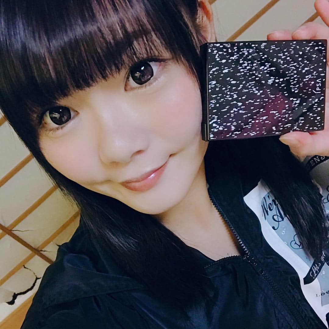 五比桐美憂のインスタグラム：「人生初クリスマスコフレ🎅🤶 ほどよいラメ感がとってもお肌を綺麗に見せてくれるし、1個で4機能✨  これは、美憂おすすめ♡毎日づかい  #イプサ #クリスマスコフレ」