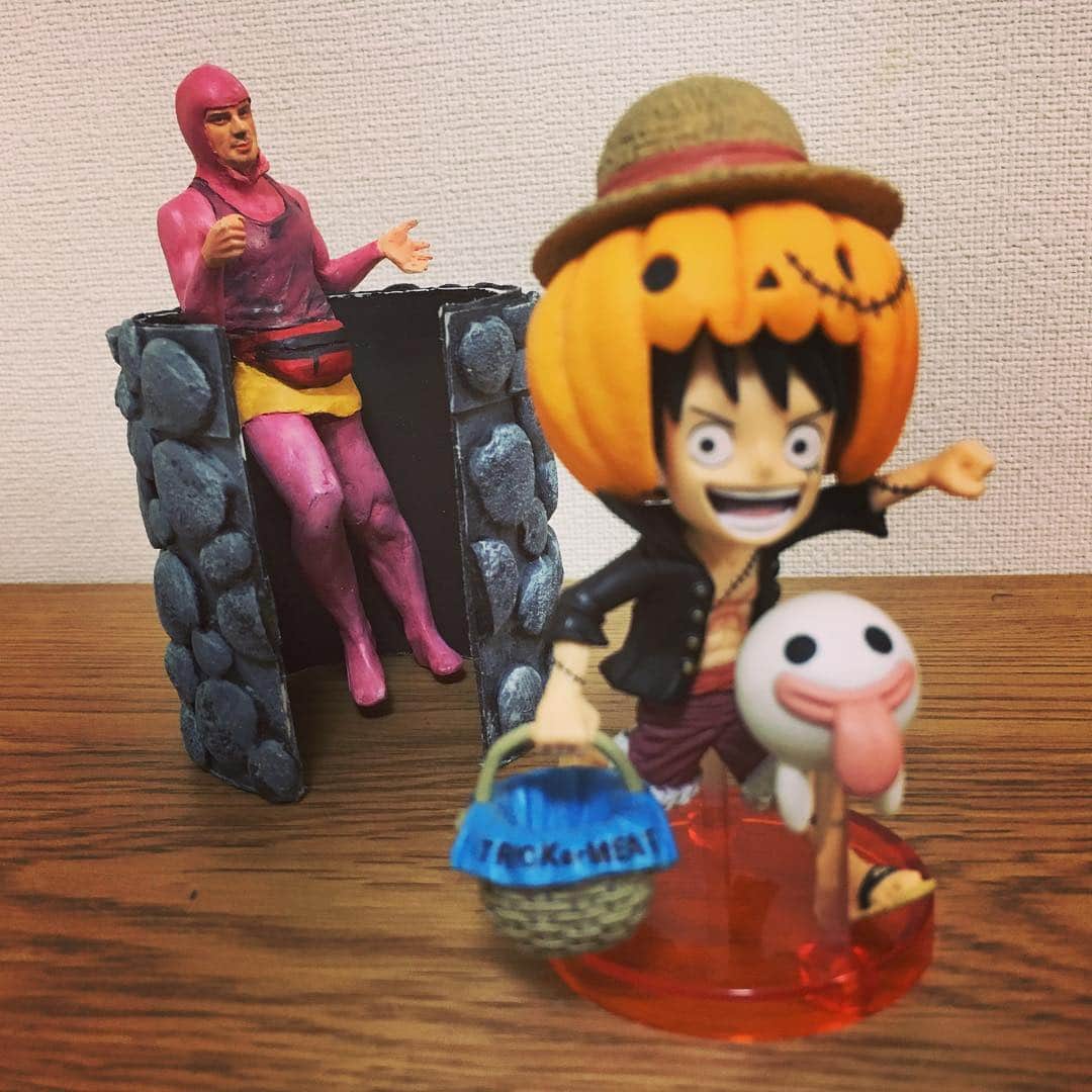 佐久間一行さんのインスタグラム写真 - (佐久間一行Instagram)「ワンピースの、お化けよりのフィギュアが家にあったので、てつおさん作の井戸のお化けと並べてみました。後ろから見ている風〜  とにかく嬉しいのでした！！！ 手前にピント、後ろにピント〜  #お化け #ワンピース #井戸のお化け #吉本プラモデル部 #パンクブーブーてつお さん」11月5日 23時28分 - sakuzari