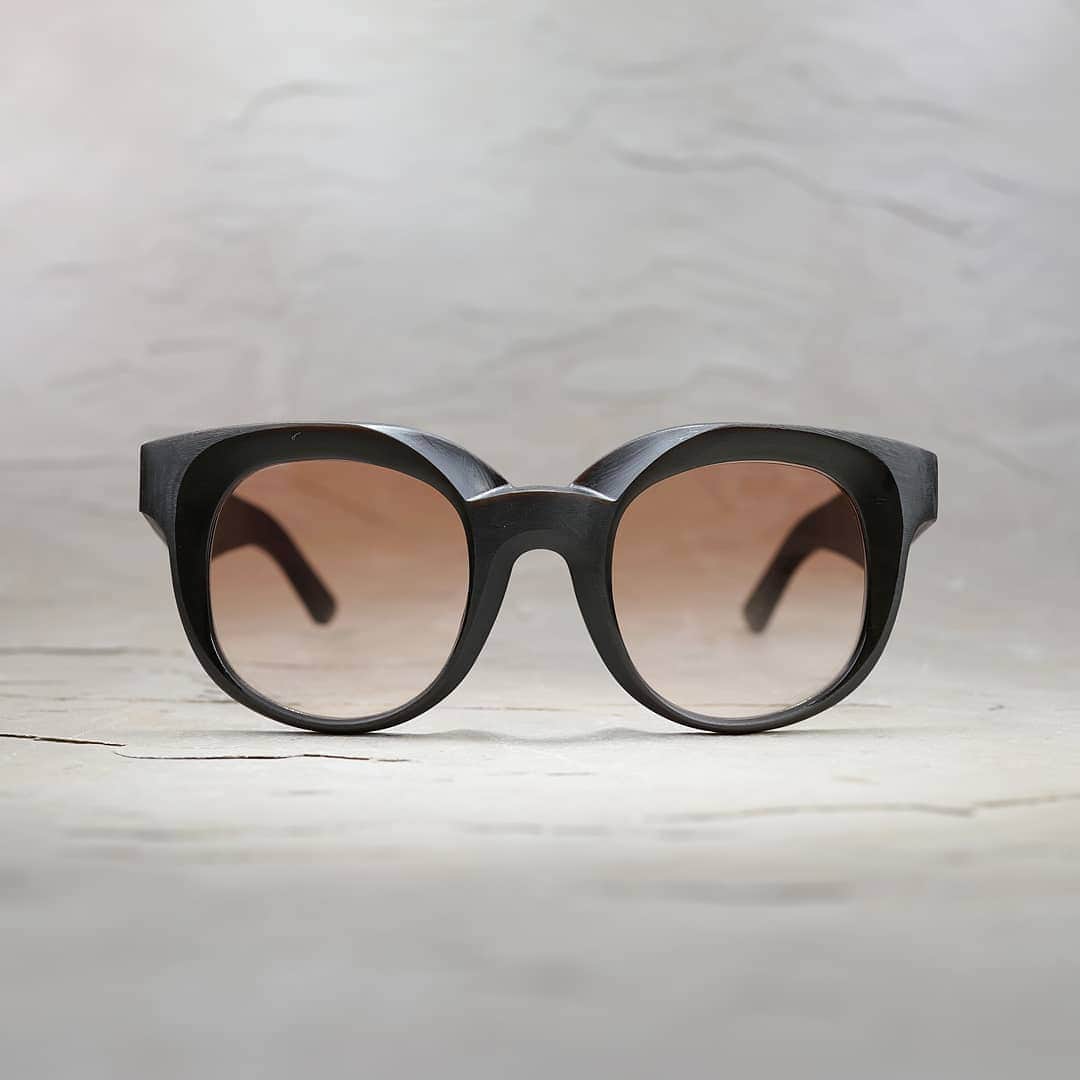 のインスタグラム：「: Reignite your passion in eyewear. . Check out the new collection from RIGARDS during HK Optical Show -- wake your senses, embrace natural materials and celebrate originality. . Featuring model no.#RG0117 in natural black horn. . By appointments only: info@rigards.com . Grand Hyatt Suite, Wanchai . Nov 7-8-9, 2018  #rigards #naturalhorn #handcrafted #artisanship #ecoconscious #craftsmanship #nonconformist #independenteyewear #sustainableeyewear  #experiencetheoriginal #morethanmeetstheeye #handmadeforyourface」