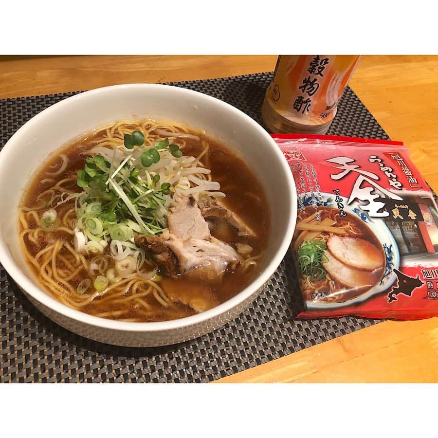 竹内夏紀のインスタグラム：「天金 . 隠し味で鶏油入れてます🤫 具材はチャーシュー、かいわれ、長ネギ、もやし！ それ以外はレシピ通りに作った！ . 私は酢を入れて食べる！！！！！ . インスタントをなめちゃいかん(　˙o˙　)  #JKなつ弁 #クッキングラム #デリスタグラム  #深夜食堂 #ラーメン #ラーメン天金 #天金 #cookingram #delistagram #cooking #cook #yammy #🍜」