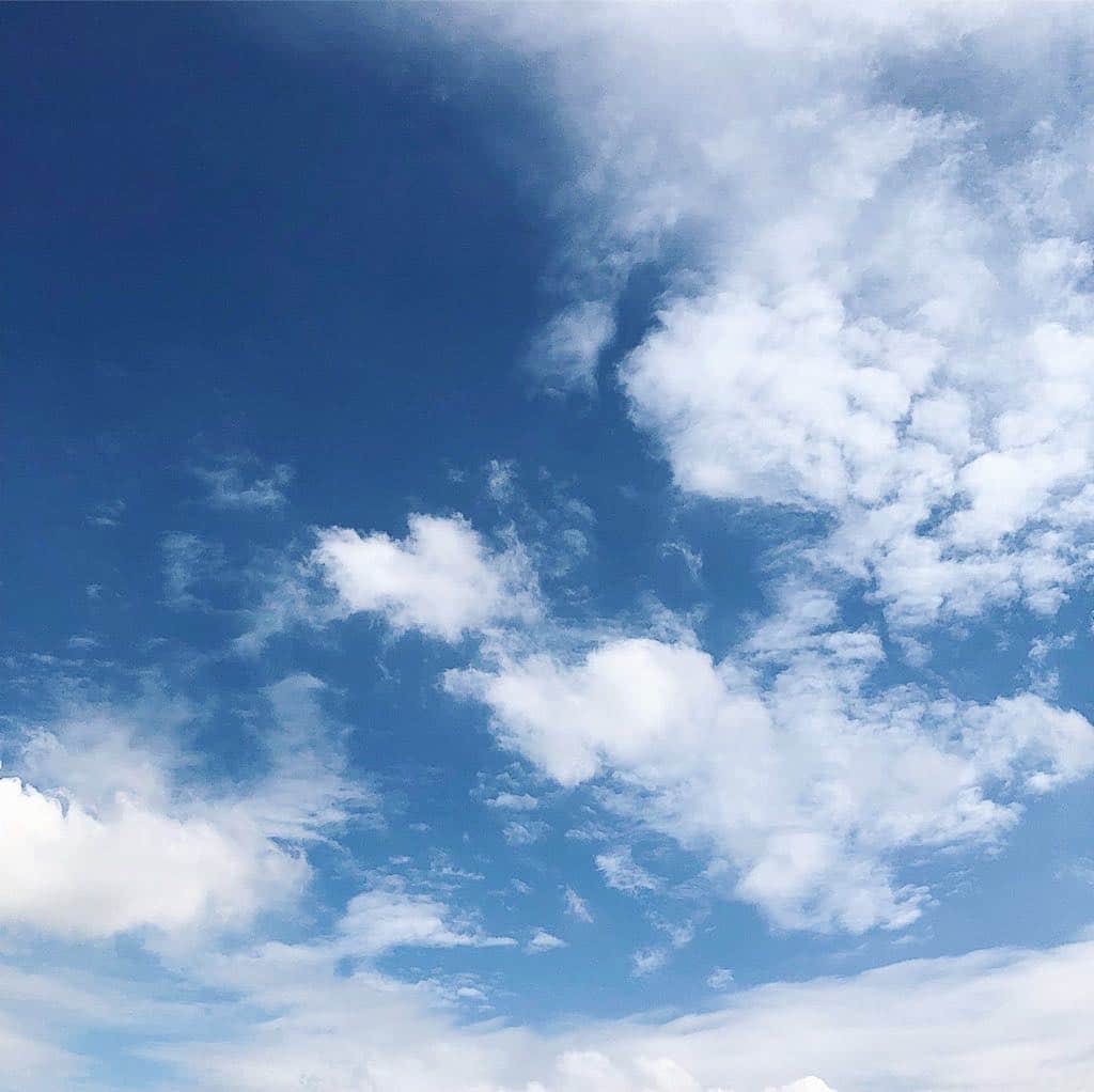 山岸愛梨さんのインスタグラム写真 - (山岸愛梨Instagram)「すっきりしない空が続きそうなので、今日のうちに青空の写真を撮っておきました(^^)これくらいの青空と雲の割合のクリームソーダみたいな空が好きー。  #空 #雲 #気象 #天気 #キャスター #お天気キャスター #blue #like4like #l4l #instadaily #beautiful #followme #nature #photooftheday #sky」11月5日 23時52分 - airi_yamagishi