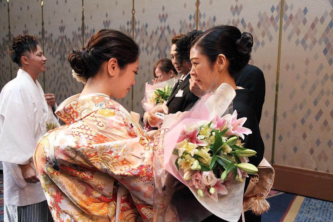 スターゲイトホテル　ウェディングのインスタグラム：「. 今までの感謝の想いをこの場で、 ＊ ㅤㅤㅤ #stargatehotel  #wedding  #hotelwedding  #star_hanayome #osaka #bridalphoto  #studiotvb  #seaskyweddings  #りんくう結婚式場 #大阪結婚式 #ゲート花嫁 #結婚写真 #翼 #関西空港 #景色  #披露宴 #結婚式 #挙式 #関西花嫁 #大阪花嫁 #スターゲイトホテル  #ウェディング #式場探し #結婚式レポ #ブライダル #花嫁 #プレ花嫁 #卒花嫁 #披露宴 #Flower #bouquet」