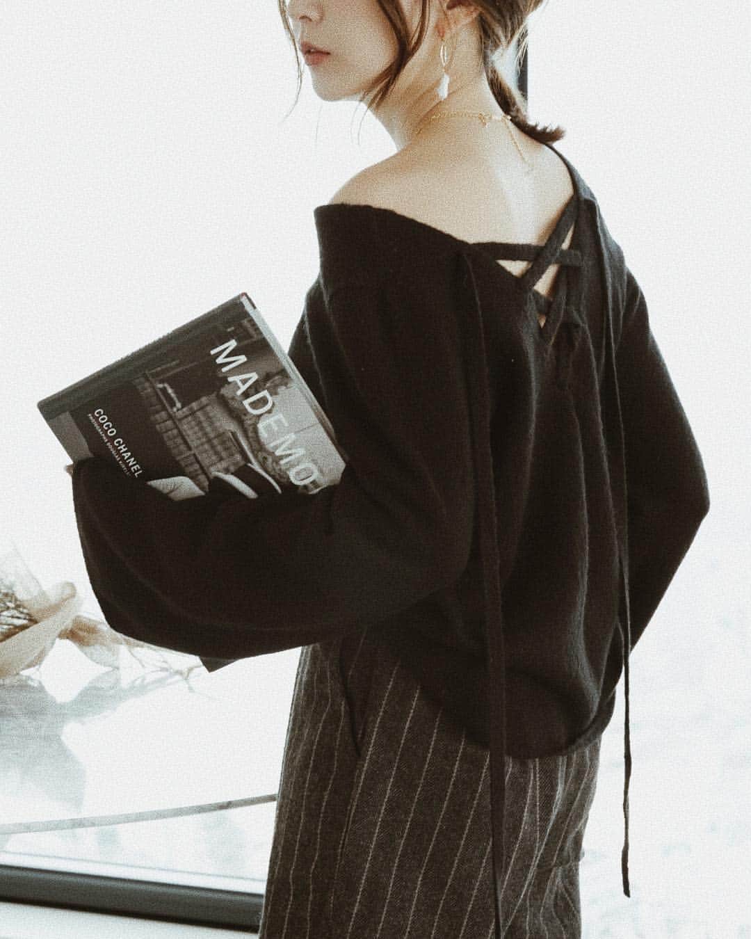 のインスタグラム：「Lace-up Design Knit 12,000→7,200yen♡♡♡ ・ ・ オリジナルデザインのニットは 前後ろどちらでも着られるリバーシブルデザイン💕 後ろをレースアップにするとこんな感じ♡ 少し肩を落として着ると可愛いです☺️♡ 袖はベルスリーブデザインで、 保温性のある暖かいニットは肌触りも抜群✨ グレーは完売で、ブラックとベージュは発売中です♡♡♡ @marque_official ・ ・ ・ #coordinate#ootd#outfit#fashion#blogger#japan#marque#marqueofficial#marqueimport#マルク#KNIT#ニット#レースアップニット」