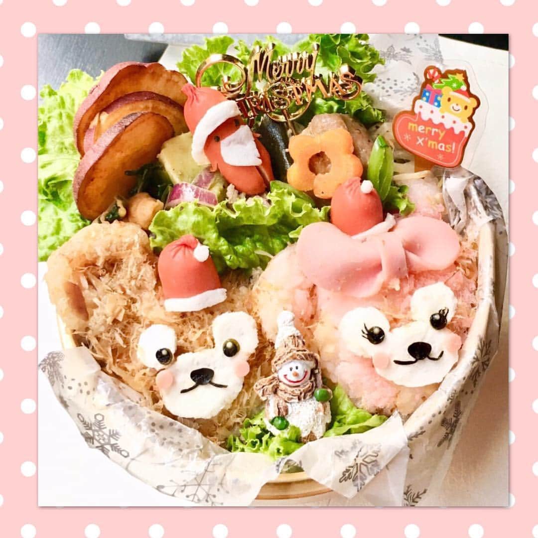 倉岡生夏のインスタグラム：「愛されキャラ弁講座 クリスマス企画🎄 ダッフィ&シェリーメイちゃん。 えみり先生がかわいく試作つくってくださいました❣️ そして飾り切りも盛りだくさんなのです❣️ サンタ&トナカイウインナー シェリーメイのリボン❣️ 詳細は2枚目の写真です^ ^ 来られたい方DMください❣️ おまちしてます❣️ ・ ・ ・ #愛され料理 #愛されキャラ弁#ダッフィ#シェリーメイ #ディズニー #キャラ弁 #キャラ弁初心者 #キャラ弁当 #お弁当生活 #おうちごはん #ダッフィキャラ弁 #ディズニー好きママ #クリスマス #クリスマス弁当 #料理研究家倉岡生夏 #料理好きな人と繋がりたい #料理教室 #港区#可愛い弁当 #disneysea #cooking #daffy #cute #kyaraben #disney」