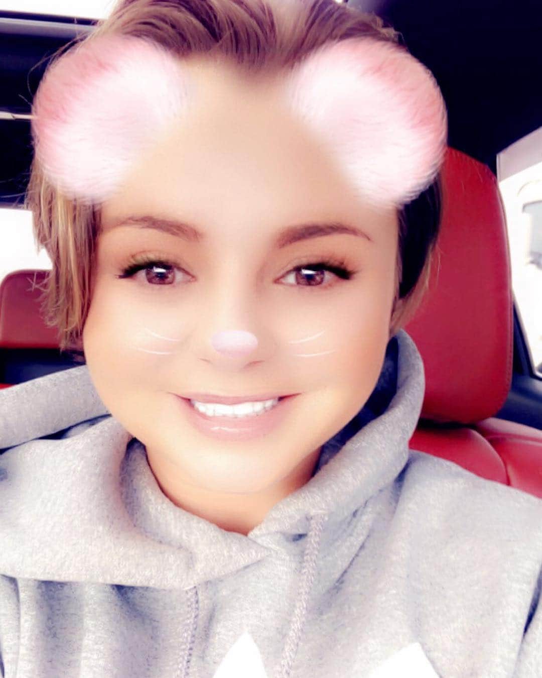 ブリー・オルソンのインスタグラム：「I am always at my happiest with a sweatshirt and no make up 🥰🥰」