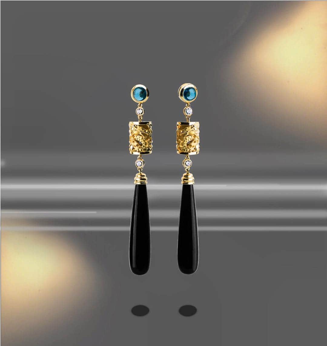 カレライカレラのインスタグラム：「Earrings in yellow gold, blue topaz, onyx and diamonds. Unique works of art representing the dragon, a symbol of strength and power.」
