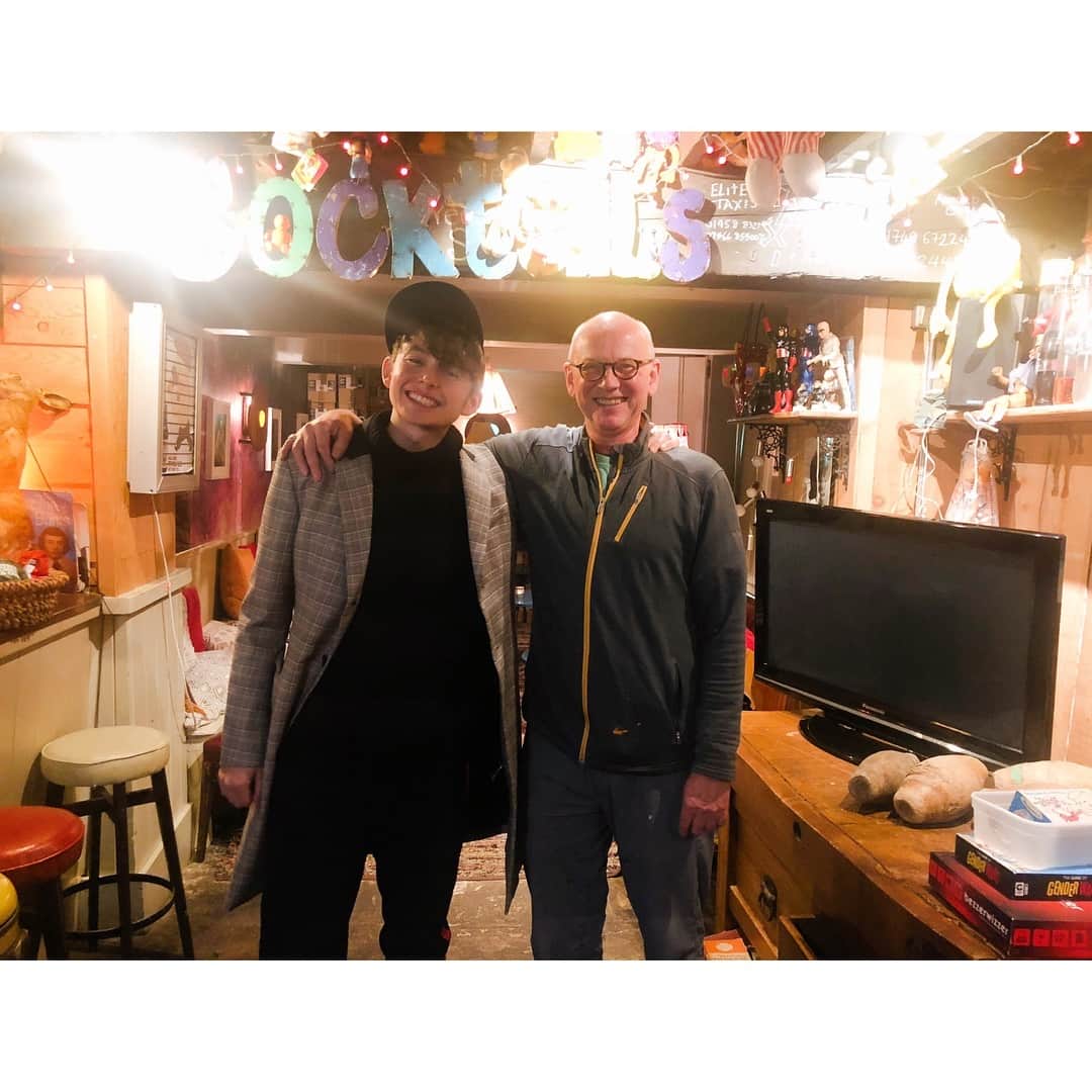 ハリー杉山さんのインスタグラム写真 - (ハリー杉山Instagram)「イギリス旅 3日目は地元グラストンベリーへ。実家を60年以上見守ってくださった Peterさんが亡くなり、奥様のJoanさんと息子のRobinさんに会いに行きました。98才のJoanさんがもう可愛くて可愛くて、、二人が東京ばな奈を食べる姿がまた癒しの極み、、 そして夜は従兄弟のNickとグラストンベリーから車で10分離れた パブの The Sheppeyへ。少し幻想的な空間でレコードが80sの音楽を届け、口には極上のカモと地元のビール。思わず極楽に行ってしまいました。その場でまさかの大爆睡 笑 時差ボケのせいにしときましょう😂  Great times back in Glasto to see some fam. amazing gastro pub in Godney called Sheppey.  #イギリス #イギリス旅 #一人旅 #glastonbury #godney #thesheppeygodney #ハリー杉山 #harrysugiyama #イギリス人 #東京ばな奈」12月5日 0時09分 - harrysugiyama