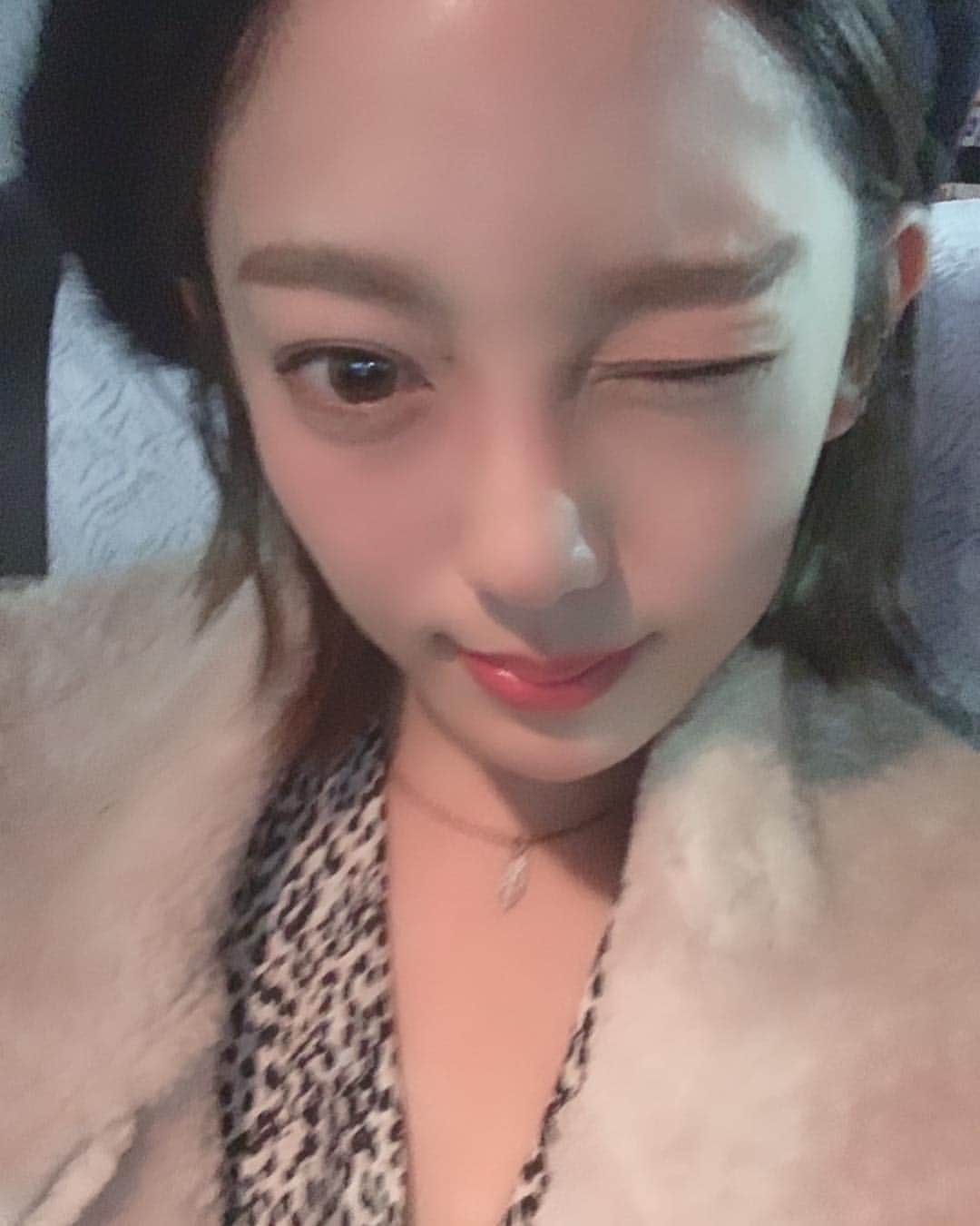 のインスタグラム：「ずっとやめたかったマツエク やっと卒業したういんく💜 なんか分からんけど太眉🤣🤣 #マツエク #卒業 #太眉 #やだ #ベレー帽」