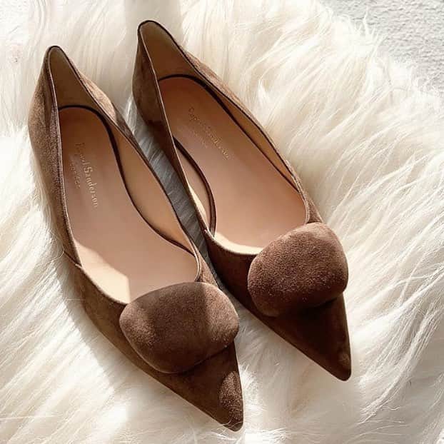 ルパートサンダーソンのインスタグラム：「Soft touch | Aga flats | #Regram @justine_ash | #RupertSanderson #PerfectPumps #ShoeOfTheDay」