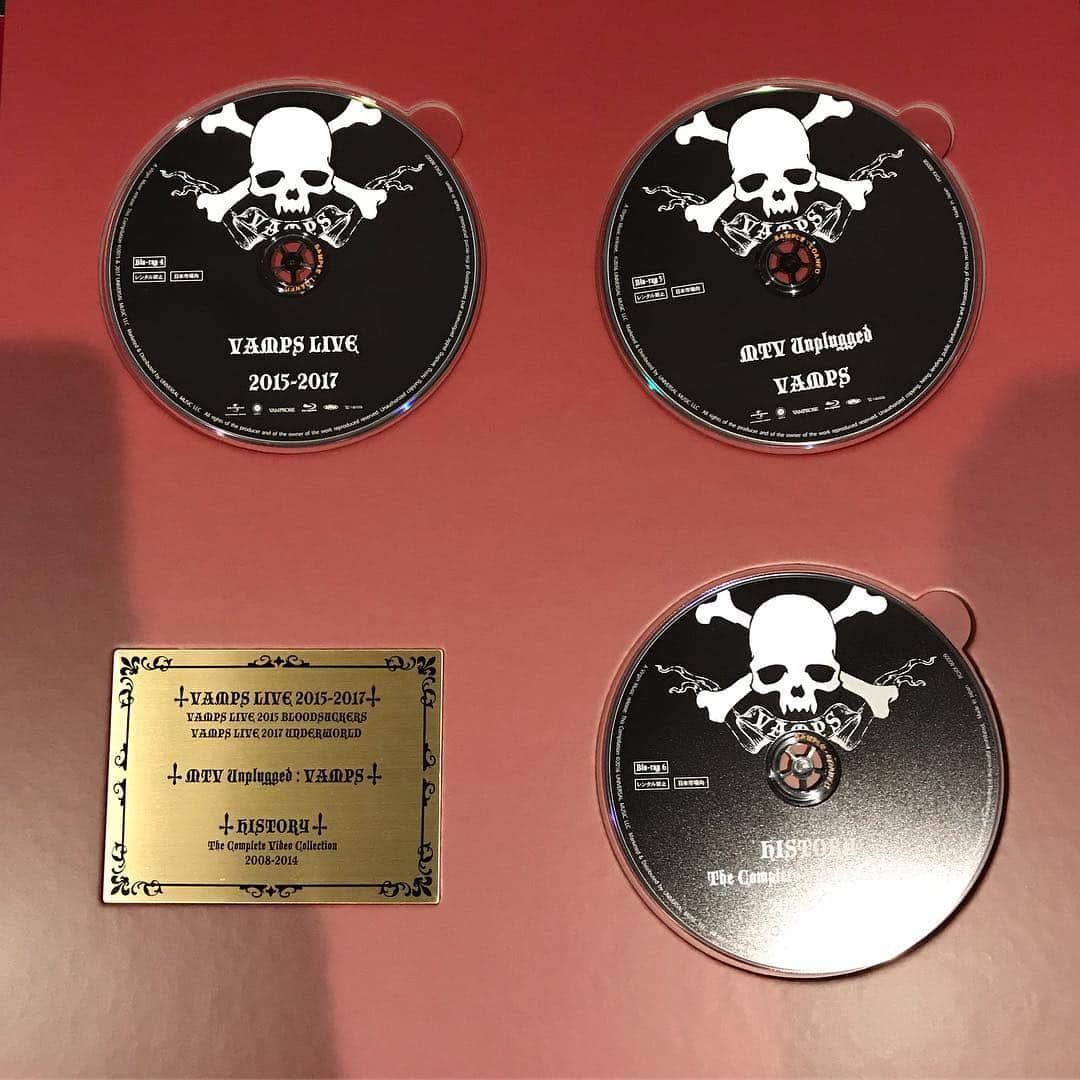 Ju-kenさんのインスタグラム写真 - (Ju-kenInstagram)「#Vamps #completebox #golddiscedition @hydeofficial @k.a.z1011 #俺の第2の青春期」12月5日 4時29分 - jkn627