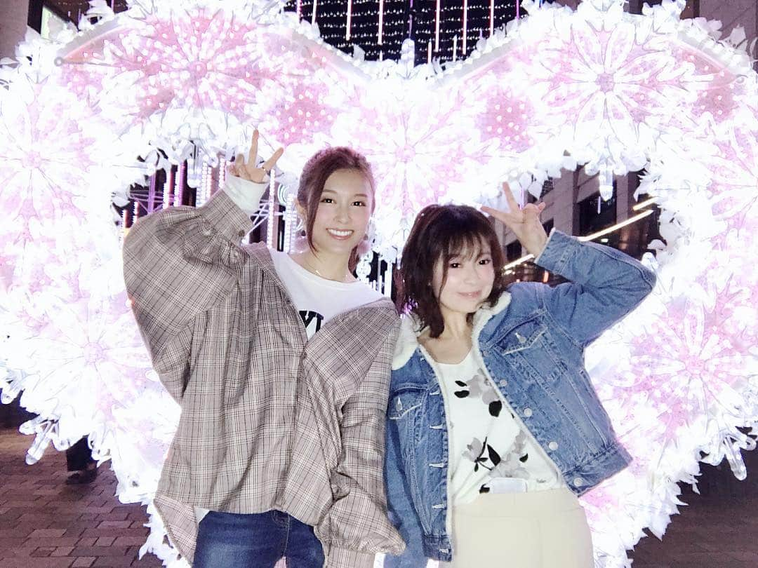 麻衣愛さんのインスタグラム写真 - (麻衣愛Instagram)「イルミネーション💗 自撮り用に携帯置くところとライトまでセットされててすごく感動した😹👏 12月は色々なところでイルミネーションが見れるから大好き💕 #イルミネーション #キラキラ #クリスマス #ハート #xmas #赤坂 #blitz #赤坂blitz #マイナビblitz赤坂 #綺麗だった #🎄#💗」12月1日 10時38分 - maiaiii_0814