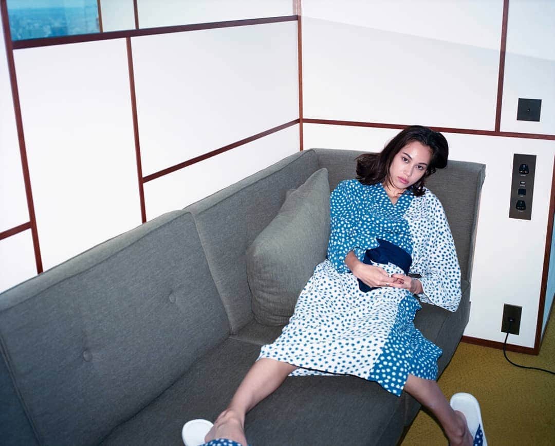 のインスタグラム：「SNEEZE MAGAZINE N°37 Issue Photo #TakashiHomma Hair&Make-up #HarukaTazaki #水原希子 #kikomizuhara #i_am_kiko」