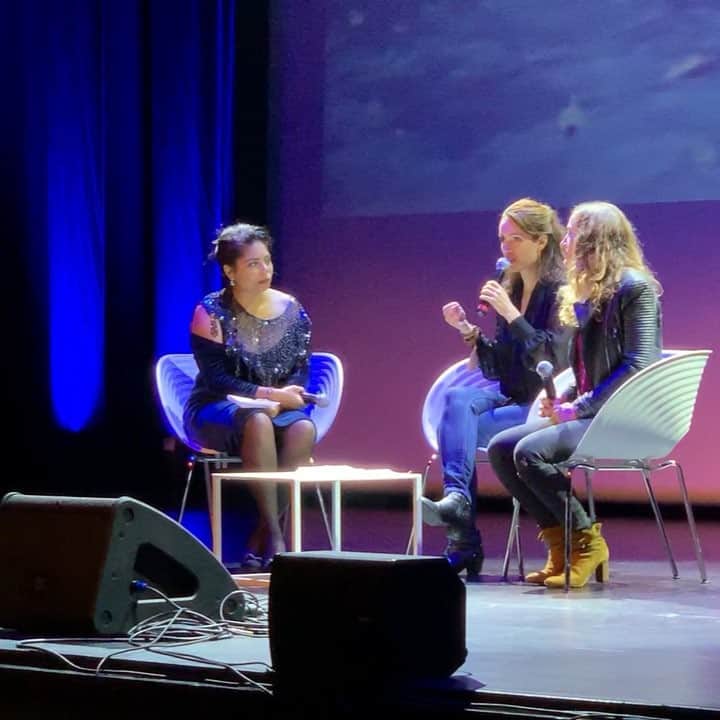 Leslie Camila-Roseのインスタグラム：「Talking about ethics and fundraising in the movie industry.  Sharing our plan to finance our #documentary @_ilovethereforeiam_ . We can create a new paradigm, and raise money with the help of ethical companies and investors. We don’t have to rely on the old world and think with a black or white mindset : money and profit OR ethics and cooperation. It should be about creating in a fair and sustainable way and profit to everyone. So no : We can’t accept money from corporations destroying the planet. And yes, we can open a door to all the other ethical companies and investors willing to support art and show the world that it is possible.  Time will tell. But Marine and I strongly believe it is possible. Now this is Love turned into Action ! Thanks Les Magiciennes for letting us share our ideas.  #ethics #love #newparadigm #finance #fundraising #movies @les_magiciennes_d_ose」