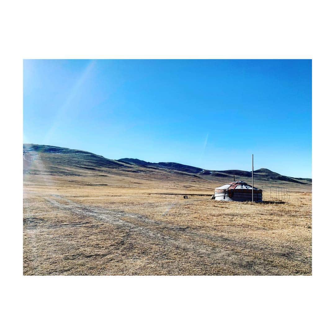 ROLANDさんのインスタグラム写真 - (ROLANDInstagram)「- - どこに行ってもファンがいるので 1人になりたい時はモンゴルの大草原まで行きます。 俺クラスはね。 - パパラッチを気にせず羽根を伸ばしたいならモンゴルはオススメ。 マジで誰も居ねぇ。 - #ROLAND #Mongol #たまには1人になりたい時もある」12月1日 5時15分 - roland_0fficial