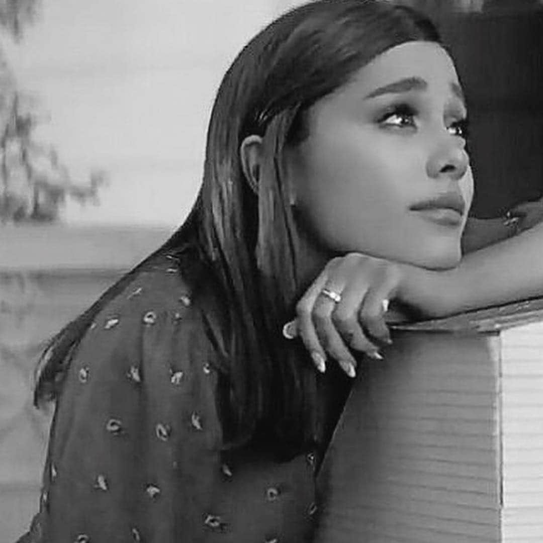 アリアナ・グランデさんのインスタグラム写真 - (アリアナ・グランデInstagram)「🖤」12月1日 6時41分 - arianagrande