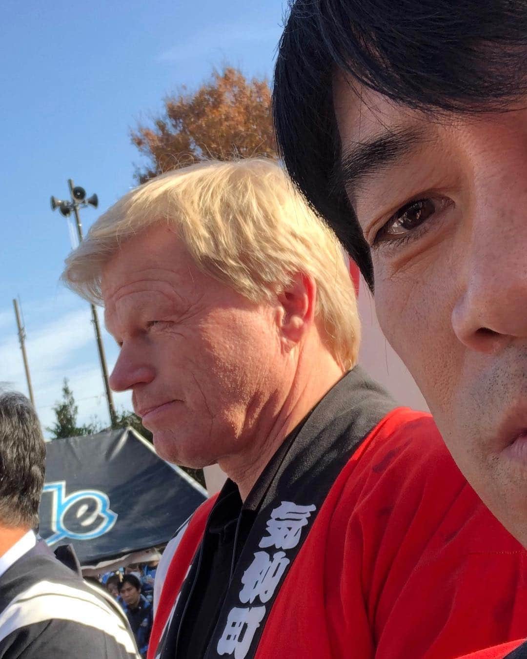 中西哲生のインスタグラム：「今日はJリーグ最終節。試合前の陸前高田イベント恒例の餅まき。まさかのゲストは元ドイツ代表GKのオリバー・カーン。貴重なカーンの餅投げ、良かったら。みカーンも投げてました🤣 まさかカーンと餅まきする日が来るとは……(笑)  #陸前高田 #カーン #中西哲生」