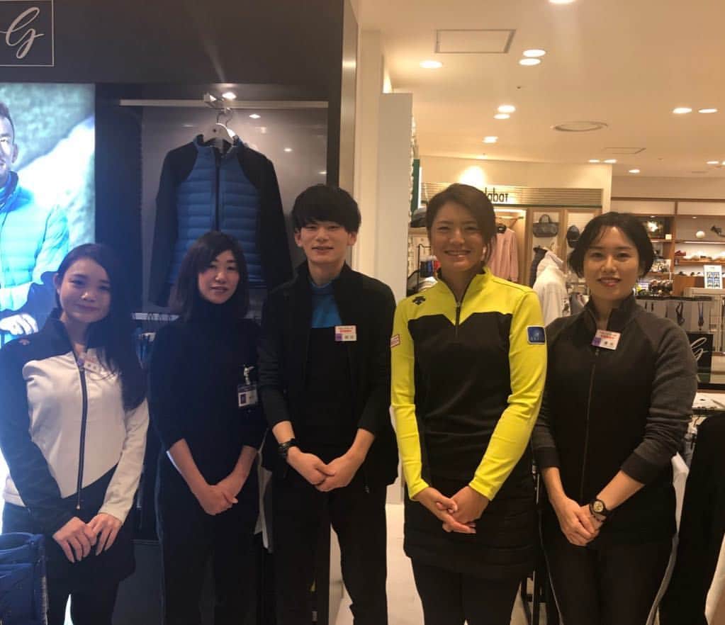 渡邉彩香のインスタグラム：「今日は関西の2ヶ所でデサントさんのイベントをしました😊 @descentegolf . みなさんありがとうございました😊 最後は司会をしていただいた酒井連子さんと😊楽しかったです☺️ . #阪急うめだ本店 #ヴィクトリア神戸ハーバーランド店」