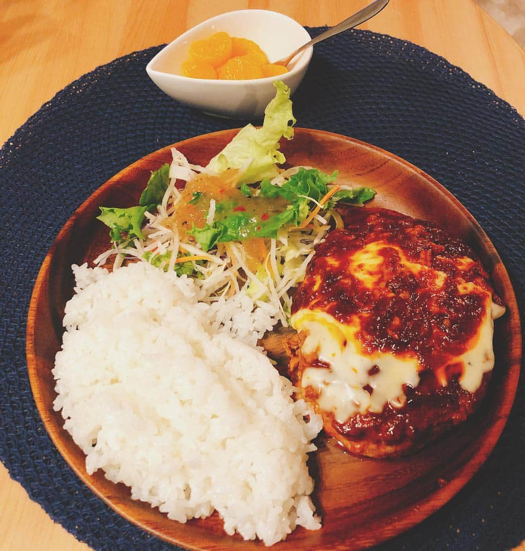 小野郁のインスタグラム：「今日は煮込みチーズハンバーグ！ 久々にご飯作りました！ いただきます！」