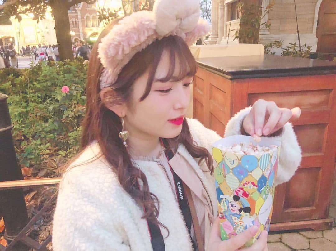 青木菜花のインスタグラム：「. . ディズニーのポップコーンは苺が1番好き。😋🍓 . . #ディズニー #ディズニーシー #disneysea #シェリーメイ #シェリーメイコーデ #ポップコーン #苺 #カチューシャ #instagood #instalike #l4l」