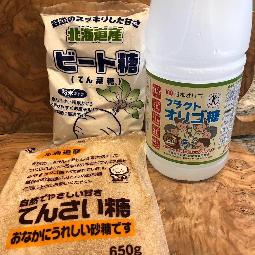 工藤静香さんのインスタグラム写真 - (工藤静香Instagram)「この間のニンニクオリーブと、塩レモン🍋と、オレンジの皮を甘く煮た物をアクセントに！さっぱり塩レモン味(^^) そしてよく使うオリゴ達載せときます  焼くのに時間がかかる鶏肉や厚みのある豚肉などは、先にオリーブニンニクを入れると、ニンニクが焦げますので、途中で入れます。」12月1日 13時09分 - kudo_shizuka