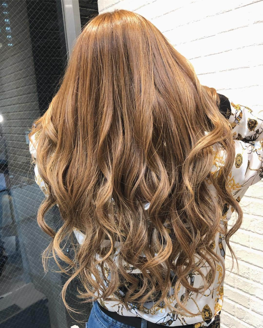 カレンさんのインスタグラム写真 - (カレンInstagram)「いつもの美容室Rollenにて Hairメンテナンスしてきたよ!!!✨💆🏼‍♀️💕 カラーとプレミアムトリートメント🌿このトリートメントは本当にサラッサラになります👩🏻🌼 あとは毛量が欲しいのでシールエクステも20本くらい付けてます💛馴染みが最高すぎるエクステ💛 ケンさん @ken11rollen いつもありがとうございます✂️🧔🏽✨ 美容室 Rollen ☎️03-6805-1536 💈渋谷区神宮前4-25-1 RISAビルF2 #hair #hairstyle #haircolor #hairsalon #beauty #salon #Rollen #harajuku #Japanesegirl #me #smile #makeup #美容室 #ローレン #カラー」12月1日 13時23分 - cjd_karen