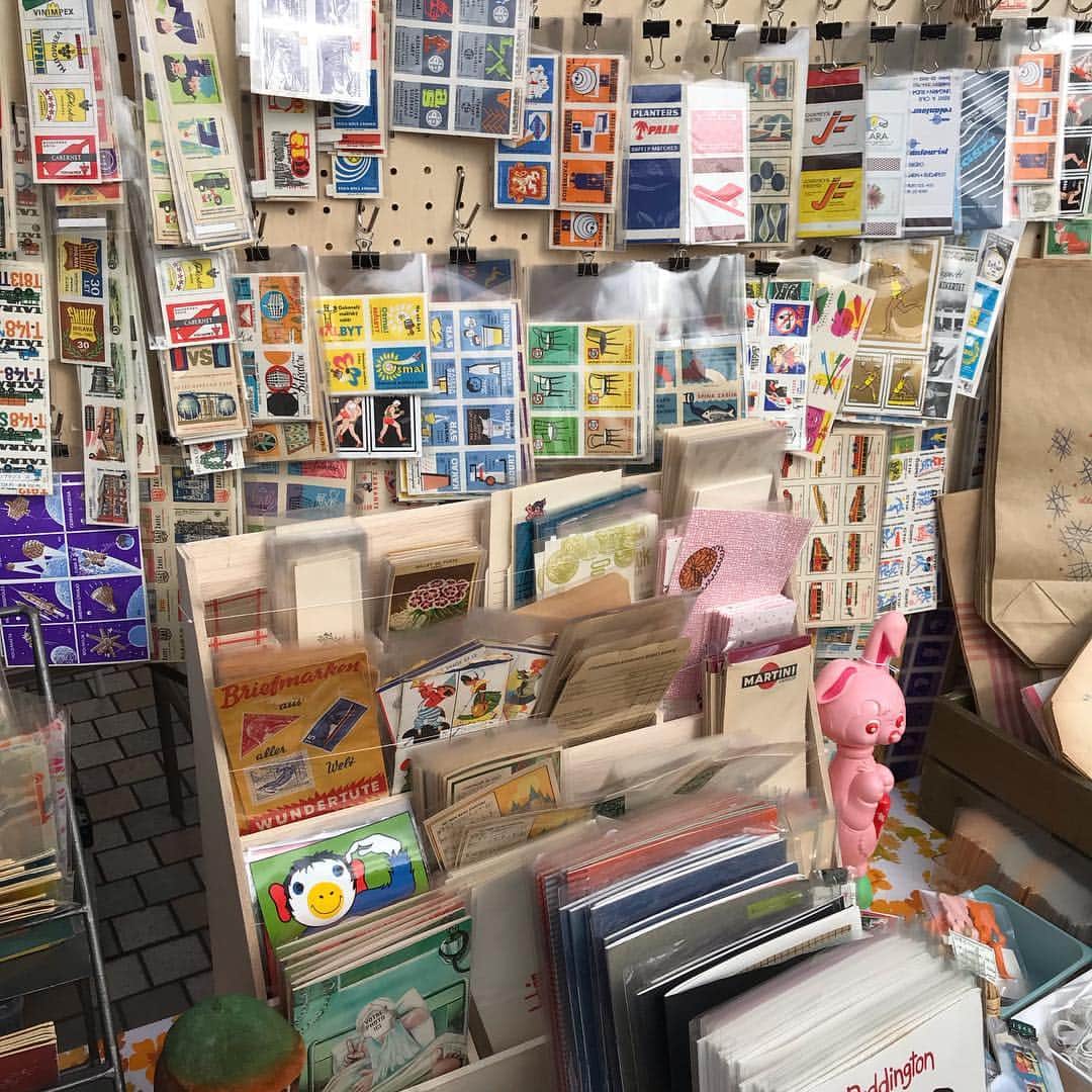 Akikoのインスタグラム：「Kansai Flea Market  This big flea market is held just once a year in Kansai area. It was warm and fine out, a perfect day for it☀️ 年1度の関西蚤の市に行って来ました。早く行って早くに帰宅。お天気も良く暖かくて楽しい時間でした〜😊 #kansaifleamarket#fleamarket#papergoodies#vintage#vintagepaper#paperlove#papers#paperaddict#蚤の市#関西蚤の市#フリーマーケット#フリマ#ステーショナリー#紙モノ#紙#紙モノ好き」