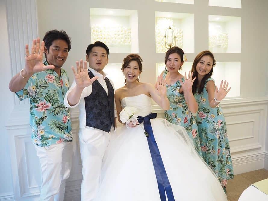 のインスタグラム：「ハワイでの結婚式に参列したのは初めてでした💕 . . おめでとう！！😉🎊 . . #ハワイ婚#海外ウェディング#ムームー#アロハシャツ#シェラトン」