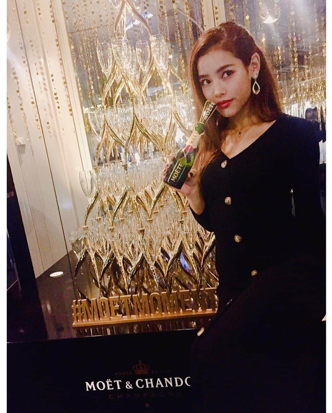 佐原モニカのインスタグラム：「大好きな #モエエシャンドン のPARTYに遊びに行って来ました！✨ クリスマスムードいっぱいでHAPPYな気分になりました！ 今年で3回目の「MOET Christmas Marche」が、六本木ヒルズ66プラザで 11月30日（金）～12月25日（火）まで開催されるそうです🎄 みんなも #MOETANDCHANDON で素敵な #MoetXmas を❤️ #MOETMOMENT #Supported」