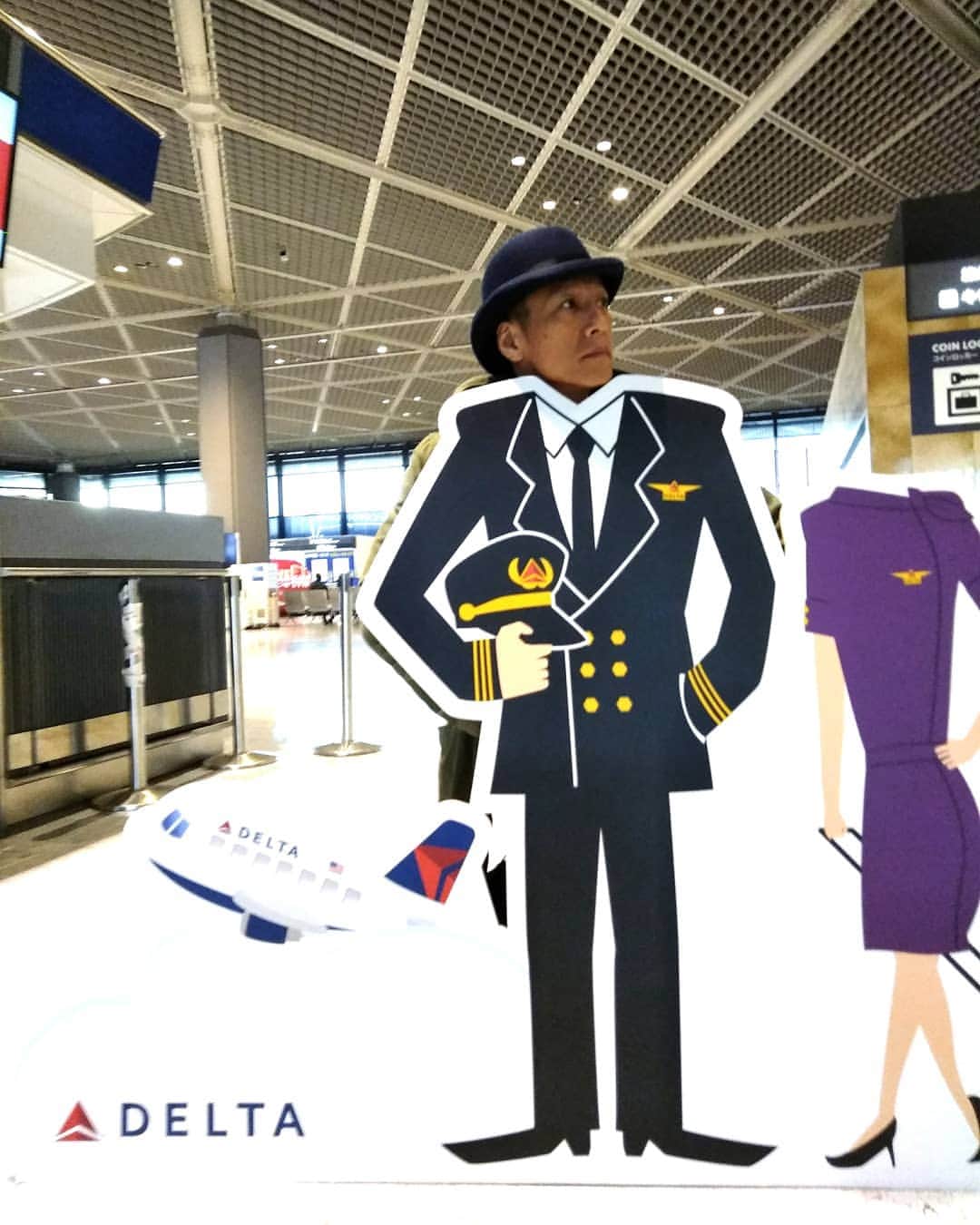のインスタグラム：「空港おじさんだよー。  あれKAYA君（キャビンアテンダントの）いないじゃんという絵。 KAYA君は本番直前にシンガポール入りなんだとかｗ 大阪くらいに考えてらっしゃるな外国を(^^)v  Singapore here I come!!」