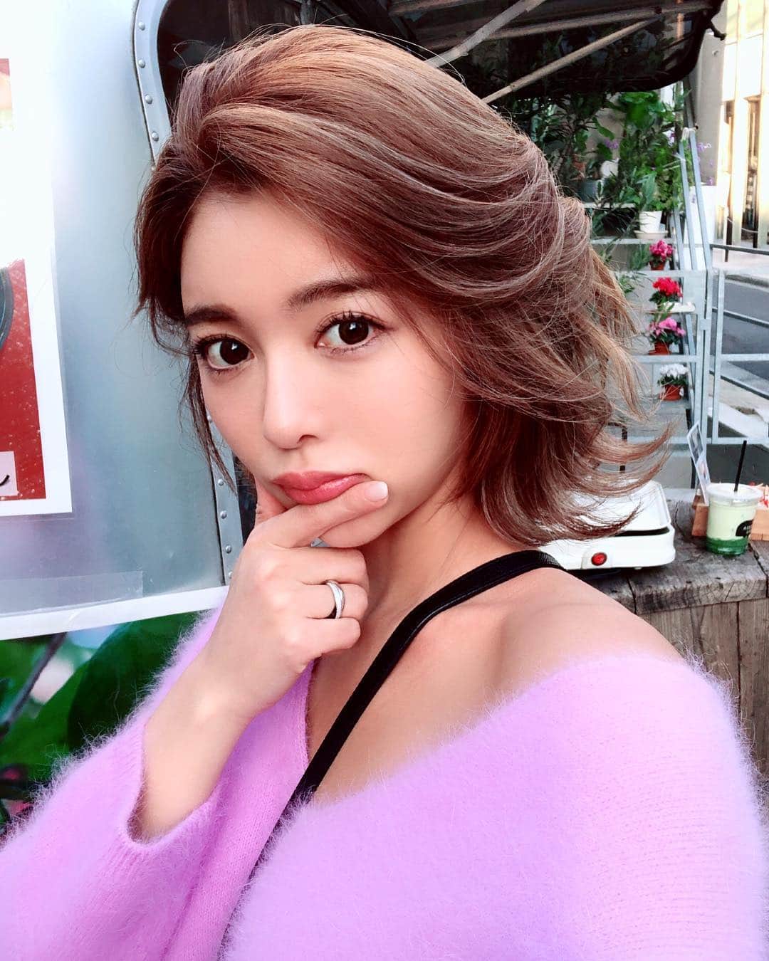 のインスタグラム：「Chilling out at Omotesando🏘 Thanks for tagging me @b_b_j.j  Pls check it out 🏷✔︎❤︎ . . #chillout#omotesando#selfie#saturdaymood#tokyojapan#explorejapan #ビジョビ#表参道#東京」