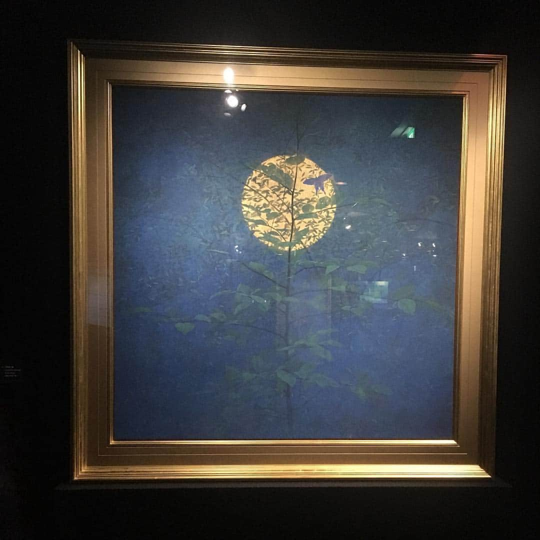 矢沢心さんのインスタグラム写真 - (矢沢心Instagram)「日本画家の福王寺一彦展 『Starry in the moon』 表参道ヒルズB3階にて。  3Dサウンドを交えて五感を通じて感じることの出来る展覧会。 24金、プラチナ、水晶、などを砕いた100%の天然宝石を絵の具の顔料としたオーガニックなアート技法で描かれていて四方から輝かしく癒しの空間でもあり上から下から違う角度からみる楽しみ方もあるかと思いました✨ 娘もキラキラや3Dサウンドにくぎづけでした❤️ 私もとっても癒されました🍀 素晴らしい空間でした✨  明日12月2日までやっているそうです☺︎ #福王寺一彦  #表参道ヒルズスペースオー  @ayano_fukuoji」12月1日 16時24分 - yazawashin.official