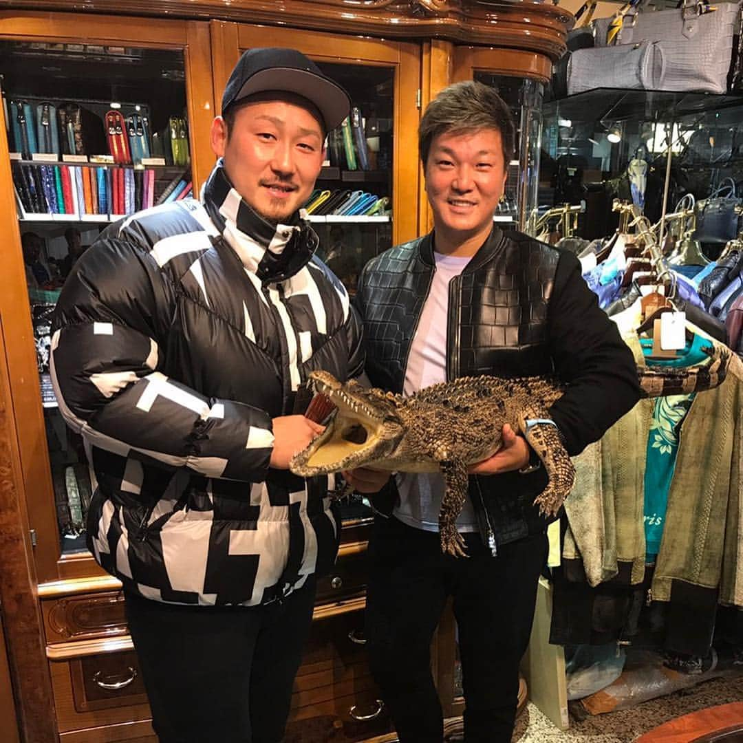 中田翔さんのインスタグラム写真 - (中田翔Instagram)「昨日は銀座のゼルパリに行ってきました！！クロコダイルを扱ってる店でいいの置いてるよ^_^ 最近愛用してる、三つ折り財布とコインケース！！現金をアホみたいに持ってた昔が懐かしい！笑！！ カードが1番楽やね！！ #中田翔#ゼルパリ#銀座#クロコダイル」12月1日 16時45分 - shonakata_official