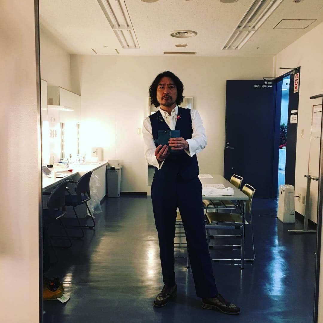 トータス松本さんのインスタグラム写真 - (トータス松本Instagram)「林檎ちゃんのアリーナツアーにシークレットで出させてもらった。ゴージャスな生演奏！本当に貴重な経験だったわー。 ありがとう林檎ちゃん！ #椎名林檎 #不惑の余裕 #写真は #衣装 #でも #ジャケット #着てない #もう一枚は #さいたまスーパーアリーナ #楽屋 #最後は #カウンターで」12月1日 16時39分 - tortoise_matsumoto_official