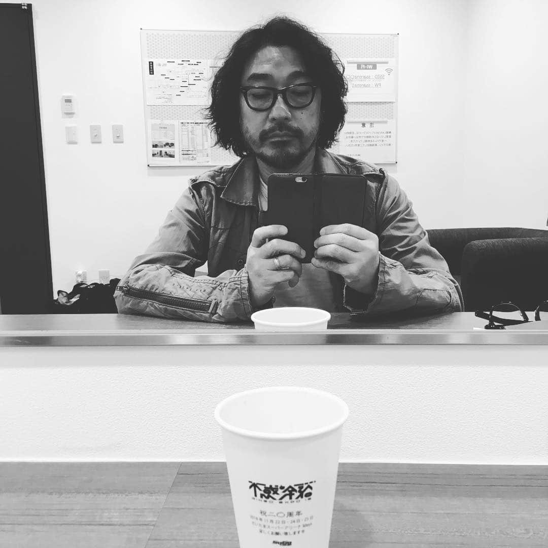 トータス松本さんのインスタグラム写真 - (トータス松本Instagram)「林檎ちゃんのアリーナツアーにシークレットで出させてもらった。ゴージャスな生演奏！本当に貴重な経験だったわー。 ありがとう林檎ちゃん！ #椎名林檎 #不惑の余裕 #写真は #衣装 #でも #ジャケット #着てない #もう一枚は #さいたまスーパーアリーナ #楽屋 #最後は #カウンターで」12月1日 16時39分 - tortoise_matsumoto_official